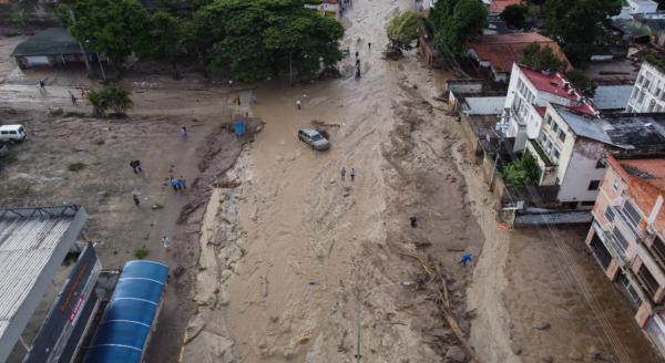 เวเนฯ เจอดินโคลนถล่มซ้ำ ดับ 3 ศพ หลังฝนตกหนักน้ำป่าทะลักท่วมเมือง (คลิป)