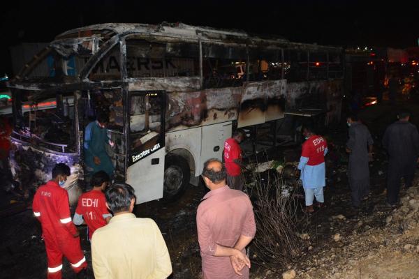 สลด รถบัสไฟไหม้ คร่าชีวิตชาวปากีสถานครอบครัวใหญ่ โดนไฟคลอก ตาย 18  ศพ 