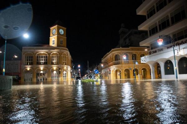 ภูเก็ตน้ำท่วมย่านเมืองเก่าสูง 1 เมตร ฝนตกหนักยันเช้า ป่าตองก็ไม่แพ้กัน