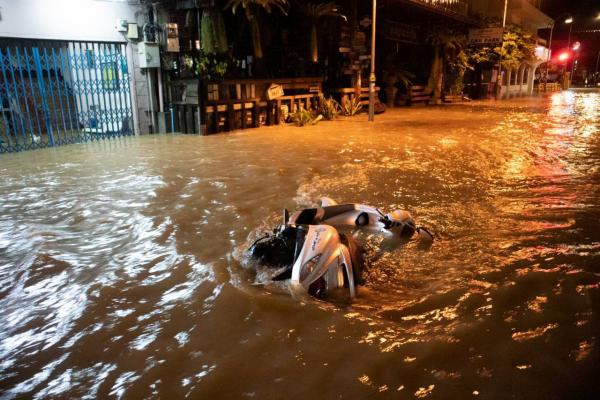 ภูเก็ตน้ำท่วมย่านเมืองเก่าสูง 1 เมตร ฝนตกหนักยันเช้า ป่าตองก็ไม่แพ้กัน