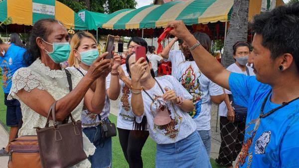 คอหวยแห่ร่วมพิธีบวงสรวง "ท้าวเวสสุวรรณ" ไม่ผิดหวังได้ "เลขเด็ด" หางประทัด (คลิป)