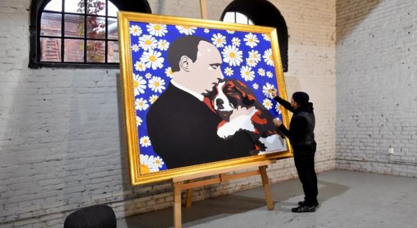 ศิลปินรัสเซียเผยโฉมภาพวาด "ปูติน" ในมุมอ่อนโยน ฉลองวันเกิดครบ 70 ปี