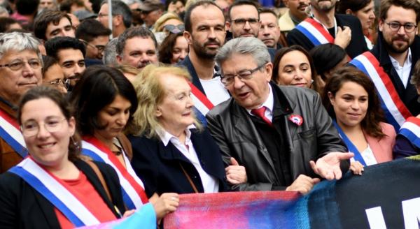 ผู้ประท้วงนับแสนชุมนุมกลางกรุงปารีส ต้านภาวะโลกร้อน เงินเฟ้อ ค่าครองชีพพุ่ง