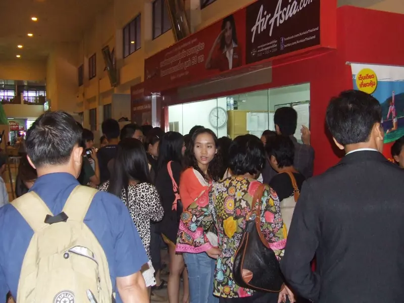 ผู้โดยสารปั่นป่วน! เครื่องบินแอร์เอเชียขัดข้องตกค้างอื้อ