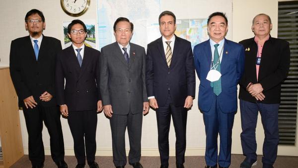 หารือ  -  ชุมพล กาญจนะ ให้การต้อนรับ อีซา อับดุลเลาะห์ จาเบอร์ อัล อาลาวี่ ทูตรัฐสุลต่านโอมานประจำประเทศไทย ในโอกาสมาหารือแนวทางการซื้อขายแร่ยิปซัม โดยมี โสภณ กาญจนะ และ ดร.วิจักษ์ พงษ์เภตรา มาร่วมหารือด้วย ที่บริษัทอาร์ดีที โกลบอล เศรษฐีวรรณ ทาวเวอร์ วันก่อน.