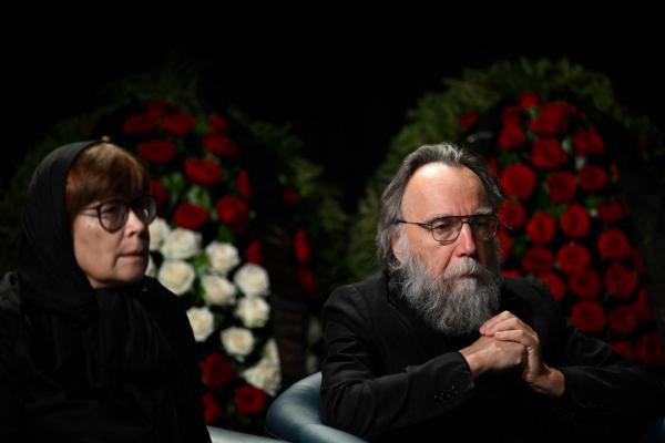 อเล็กซานเดอร์ ดูกิน นักปรัชญา เศร้าเสียใจในงานศพของลูกสาว ดาเรีย ดูกินา ซึ่งเสียชีวิตจากเหตุคาร์บอมบ์เมื่อคืนวันเสาร์ที่ 20 ส.ค.65