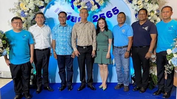 รักผูกพัน ดร.เฉลิมชัย ศรีอ่อน รมว.เกษตรและสหกรณ์ เป็นประธานในการจัดงานครบเกษียณอายุราชการ สรวิศ ธานีโต ในหน่วยงานกรมปศุสัตว์ โดยมี วีรวัฒน์ ยมจินดา, ประหยัด แดงบรรจง, โสภัชย์ ชวาลกุล และ โอภาส บรรจงชีพ มาร่วมงานด้วย ที่โรงแรมรามาการ์เด้นส์ วันก่อน.