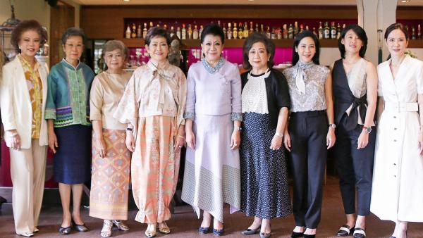 ประชุม คุณหญิงณัฐิกา วัธนเวคิน อังอุบลกุล จัดประชุมคณะกรรมการและผู้ได้รับรางวัลผู้ประกอบการสตรีมีผลงานโดดเด่นแห่งอาเซียน โดยมี จรรยา สว่างจิตร, เกษสุดา ไรวา, ม.ล.ปรีย พรรณ ศรีธวัช และ นราวดี ศรีกาญจนา มาร่วมประชุมด้วย ที่ร้านภัทรา ทองหล่อ 19 วันก่อน.