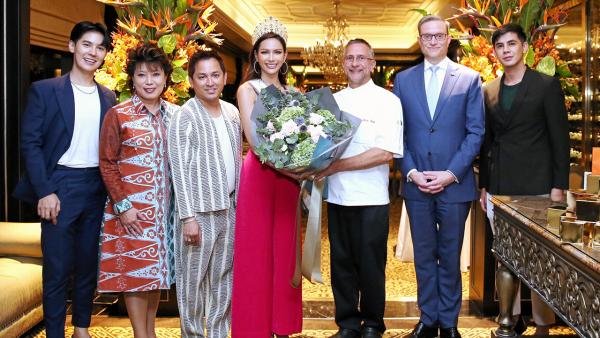 เวลคัม แอนโทนี ไทเลอร์ ให้การต้อนรับ แอนนา เสืองามเอี่ยม มิสยูนิเวิร์สไทยแลนด์ 2565 ในโอกาสมารับประทานอาหารฝีมือ เชฟอลัง รูซ์ จากเดอะ วอเตอร์ไซด์ อินน์ โดยมี อนุวัฒน์ แสงจินดาวงษ์ และ มยุรี เลาลักษณเลิศ มาร่วมงานด้วย ที่โรงแรมแมนดาริน โอเรียนเต็ล วันก่อน.