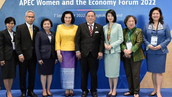 "สุวัจน์ ลิปตพัลลภ" เป็นประธานในพิธีทอดผ้าป่าสามัคคีแท่งทองมหากุศลที่วัดบ้านไร่