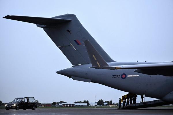 ลำดับพระราชพิธี พระบรมศพควีนเอลิซาเบธที่ 2 หลังกลับถึง ‘บ้าน’ วังบักกิงแฮม