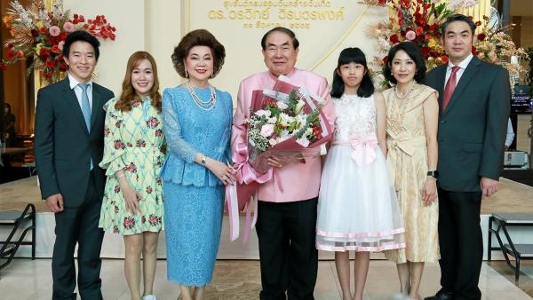 แฮปปี้เบิร์ธเดย์ - พัชรา วีรบวรพงศ์ จัดงานเลี้ยงฉลองวันเกิดครบ 76 ปี ให้สวีตฮาร์ท ดร.วรวิทย์ วีรบวรพงศ์ โดยมี ศุภชัย-จินต์จุฑา-ศุภภัสสร์ วีรบวรพงศ์, พัชราวดี วีรบวรพงศ์ และ วัลลภ กมลวิศิษฎ์ มาร่วมอวยพรกันอย่างชื่นมื่น ที่โรงแรมเดอะ เบอร์เคลีย์ ประตูนํ้า วันก่อน.