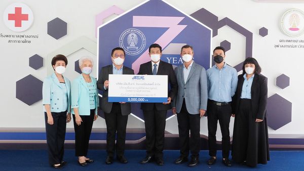 สนับสนุน - สุวัฒน์ บุญบรรดารสุข จากบริษัท เอ็น.ซี.อาร์.รับเบอร์อินดัสตรี้ มอบเงินบริจาคจำนวน 5 ล้านบาท ให้ รศ.นพ.ฉันชาย สิทธิพันธุ์ เพื่อสมทบทุนสนับสนุนคณะแพทยศาสตร์ จุฬาลงกรณ์ มหาวิทยาลัย โดยมี วิมล บุญบรรดารสุข มาร่วมในพิธีด้วย ที่โรงพยาบาลจุฬาลงกรณ์ วันก่อน.