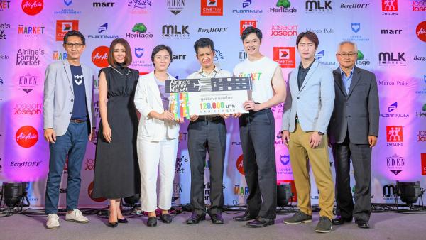 บริจาค - ธันวา จำปาภา และ สุธีร์ โล้วโสภณกุล จัดงานแฟร์ “Airline’s Family Market” พร้อม มอบรายได้จากการบริจาคภายในงาน จำนวน 120,000 บาท ให้ กิติพงษ์ สุทธิ เพื่อสนับสนุนมูลนิธิคนตาบอด โดยมี นัทเกษม บัวทองศรี มาร่วมในพิธีด้วย ที่เดอะ มาร์เก็ต แบงคอก วันก่อน.