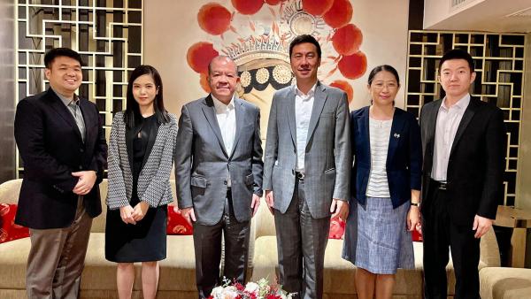 พบปะหารือ - พิชัย นริพทะพันธุ์ ได้รับเชิญจาก หยาง ซิน อุปทูตสาธารณรัฐประชาชนจีน มาร่วมงานเลี้ยงหารือแลกเปลี่ยนความเห็นทางเศรษฐกิจ โดยมี จุฑาพร เกตุราทร, พชร นริพทะพันธุ์, เป้ง เฟย และ หลิว ลิโบ มาร่วมหารือด้วย ที่ห้องอาหารจีน โรงแรมแกรนด์ ฟอร์จูน วันก่อน.