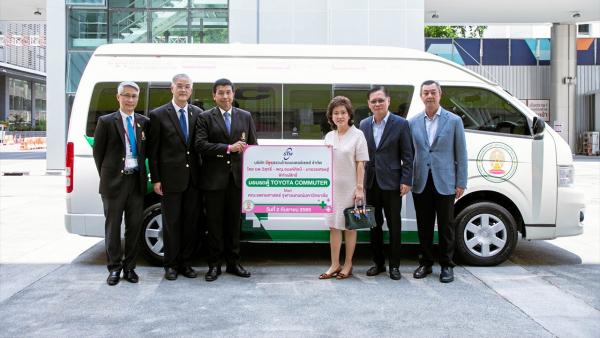 มอบรถตู้ พญ.อนงค์ศิลป์ พิทักษ์สิทธิ์ และ นพ.วิสุทธิ์ พิทักษ์สิทธิ์ บริจาครถตู้ TOYOTA COMMUTER ให้คณะแพทยศาสตร์ จุฬาลงกรณ์มหาวิทยาลัย โดยมี รศ.นพ.ฉันชาย สิทธิพันธุ์, รศ.นพ.ศักนัน มะโนทัย และ ผศ.นพ.กวิรัช ตันติวงษ์ เป็นผู้รับมอบ ที่ตึกอานันทมหิดล วันก่อน.