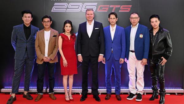 โฉมใหม่ วรวุฒิ–นันทมาลี ภิรมย์ภักดี และ ม.ล.กอกฤษต กฤดากร จัดงานถ่ายทอดสดเผยโฉม เฟอร์รารี่ 296 GTS ซูเปอร์คาร์ปลั๊ก-อิน ไฮบริด เปิดประทุน 830 แรงม้า โดยมี มร.ดีเทอร์ เนชเทล, พ.ต.อ.อภิเนสภ์ พรพิบูลย์ และ ปิยะเลิศ ใบหยก มาร่วมงานด้วย ที่คาวาลลิโน มอเตอร์ วันก่อน.