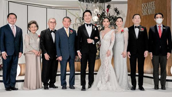 วันวิวาห์ เจริญ สิริวัฒนภักดี เป็นประธานในพิธีมงคลสมรสระหว่าง อิสรีย์ บุตรี มานะ–รุ่งทิพย์ ตรงกมลธรรม กับ สิรวิชญ์ บุตร ศ.ประสิทธิ์–รศ.ดร.สุกัญญา โฆวิไลกูล โดยมี ฐาปน สิริวัฒนภักดี และ อัศวิน เตชะเจริญวิกุล มาร่วมอวยพรด้วย ที่โรงแรม ดิ แอทธินี โฮเทล วันก่อน.