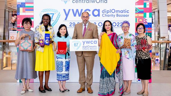 งานนี้ต้องไป สุพัตรา จิราธิวัฒน์ และ เบอนัวท์ วานเดอ คาแปลล์ จัดงาน “67th Anniversary YWCA diplomatic Charity Bazaar” เทศกาลงานของขวัญและสินค้านานาชาติจากสถานทูต ระหว่าง 29 ก.ย.-2 ต.ค. โดยมี ลานทิพย์ ทวาทศิน มาร่วมงานด้วย ที่เซ็นทรัลเวิลด์ วันก่อน.