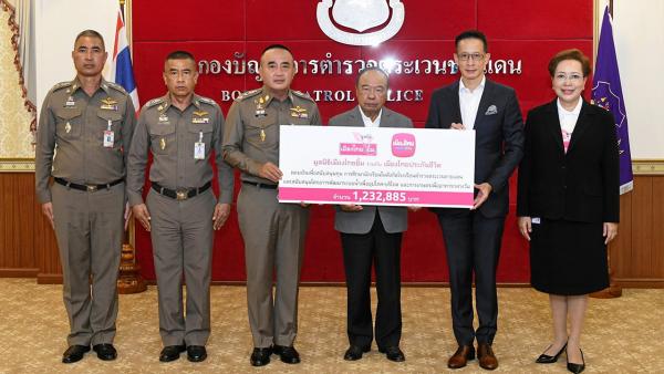 สนับสนุน สาระ ล่ำซำ และ พล.ต.อ.พรศักดิ์ ดุรงควิบูลย์ ในนาม บ.เมืองไทยประกันชีวิตและมูลนิธิเมืองไทยยิ้ม มอบเงินจำนวน 1,232,885 บาท ให้ พล.ต.ท.ณัฐ สิงห์อุดม ผบ.ตชด. เพื่อสนับสนุนโครงการพัฒนาแหล่งน้ำและอาหารโรงเรียนตำรวจตระเวนชายแดน ที่ บก.ตชด. วันก่อน.