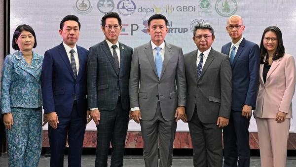 เที่ยวไทย ชัยวุฒิ ธนาคมานุสรณ์, นิธี สีแพร และ ภูมิกิตติ์ รักแต่งาม แถลงข่าวโครงการ Thailand Travelution 2022 เดินหน้าขับเคลื่อนอุตสาหกรรมการท่องเที่ยวไทยสู่ Digital Transformation โดยมี รศ.ดร.ธีรณี อจลากุล และ ชมภารี ชมภูรัตน์ มาร่วมงานด้วย ที่สำนักงานดีป้า วันก่อน.