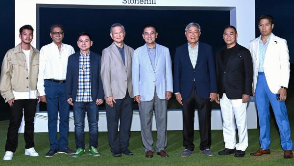 สุดยอดสนาม สารัชถ์ รัตนาวะดี เปิด “สโตนฮิลล์” สนามกอล์ฟยุค Neo Classic แลนด์มาร์กใหม่ด้านกีฬาและการท่องเที่ยว โดยมี พล.ต.อ.จักรทิพย์ ชัยจินดา, วิชิต สุรพงษ์ชัย, ชาติศิริ โสภณพนิช และ สมชัย เลิศสุทธิวงค์ มาร่วมงานด้วย ที่สโตนฮิลล์ จ.ปทุมธานี วันก่อน.