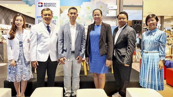 ป้องกันไว้ - พาฝัน กองโสภี จัดกิจกรรมเสวนา “TALK วันแม่” ในหัวข้อ “ให้แม่กระดูกแข็งแรง” การดูแลผู้สูงอายุพฤติกรรมเสี่ยงต่อการเป็นโรคกระดูกพรุน โดยมี ผศ.นพ.กฤตย์อังกูร เชษฐเผ่าพันธ์ และ นพ.อภินันท์ สุวรรณรักษ์ มาร่วมงานด้วย ที่เซ็นทรัลเฟสติวัล หาดใหญ่ จ.สงขลา วันก่อน.