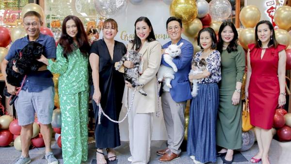 ดีจังเลย - ศศิเพ็ญ จันทร์ศรี และ ชนัตฐา ชินสุภัคกุล เปิด “Kam’s Roast” ร้านอาหารจีนสไตล์ฮ่องกง การันตีความอร่อย Michelin star 1 ดาว ลูกค้านำสัตว์เลี้ยงมานั่งรับประทานด้วยกันได้ Outdoor Zone โดยมี พัชทรี ภักดีบุตร มาร่วมงานด้วย ที่เซ็นทรัล อีสต์วิลล์ วันก่อน.