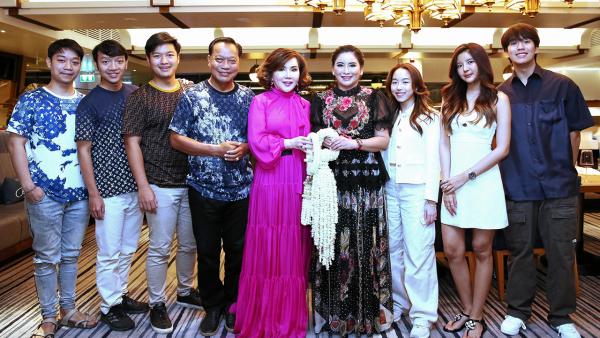 วันแม่ - ศุภจิรัฏฐ์ สาระคุณ และ นพ.ร.ต.ท.วัชรพงศ์ ประยงค์พันธุ์ จัดงานเลี้ยงให้คุณแม่ ดร.มัทนาปวีณ์ สาระคุณมนตรี และคุณแม่ ดร.มะลิวรรณ ประยงค์พันธุ์ ในโอกาสวันแม่แห่งชาติ โดยมี พล.ต.อ.ดร.วิทยา ประยงค์พันธุ์ มาร่วมงานด้วย ที่โรงแรมแมนดาริน โอเรียนเต็ล วันก่อน.