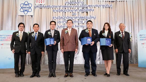 ดีเด่น  -  ศ.ดร.เอนก เหล่าธรรมทัศน์ รมว.อว. เป็นประธานมอบโล่รางวัลนักวิทยาศาสตร์ดีเด่นให้ ศ.ดร.นพ.วิปร วิประกษิต ในงานมอบรางวัลนักวิทยาศาสตร์ดีเด่นและนักวิทยาศาสตร์รุ่นใหม่ ปี 2565 โดยมี ศ.ดร.จำรัส ลิ้มตระกูล มาร่วมงานด้วย ที่โรงแรมเซ็นทารา แกรนด์ ลาดพร้าว วันก่อน.