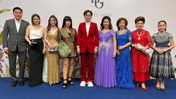 หรูหรา  -  สุริยน ศรีอรทัยกุล จัดกาลาดินเนอร์และเยี่ยมชมขั้นตอนการผลิตเครื่องประดับแบรนด์บิวตี้เจมส์ โดยมี ม.ล.ปุญยนุช ดุลยจินดา, สุณี หวังวณิชกุล, วนิดา สุโกศล, วิจิตรา ส่งทวีผล, วงศ์ชนก ชีวะศิริ และ กิตติวดี เดชธำรง มาร่วมงานด้วย ที่บิวตี้เจมส์เซ็นเตอร์ ศาลาแดง วันก่อน.