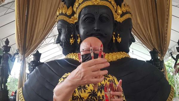 พระตรีมูติให้หวยหนุ่มใหญ่กว่า40ใบ