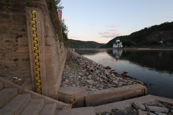 ระดับน้ำในแม่น้ำไรน์ ที่เมือง Kaub ทางตะวันตกของเยอรมนี ลดต่ำกว่าระดับ 40 เซนติเมตร เมื่อ 12 ส.ค.65  ส่งผลกระทบต่อการเดินเรือสินค้า ที่ต้องประสบความยากลำบากมากขึ้น