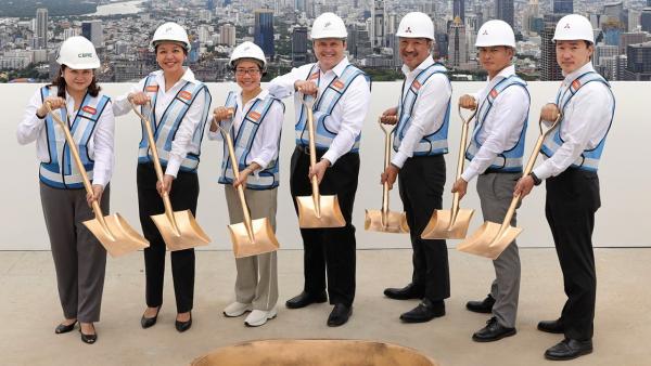 ฤกษ์ดี - สเตฟาน มิเชล และ โทโมฮิโกะ เอกุชิ จัดพิธีวางศิลาฤกษ์โครงการ One City Centre อาคารสำนักงานระดับลักชัวรี เปิดใช้อาคารต้นปี 2566 โดยมี ปลื้มจิตต์ ไชยา และ คาซึโทชิ ฮาทาซูเอะ มาร่วมในพิธีด้วย ที่โครงการก่อสร้าง One City Centre ถนนเพลินจิต วันก่อน.