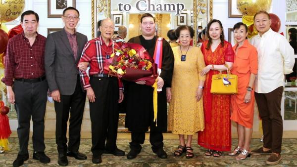 ปลื้มมาก - สุชาติ–วิพา เศรษฐีวรรณ จัดงานเลี้ยงให้หลานชาย ชนินท์ เศรษฐีวรรณ ในโอกาส จบจากสถาบันเทคโนโลยีนานาชาติสิรินธร ม.ธรรมศาสตร์ โดยมี ทนง ลี้อิสสระนุกูล, พิมพ์ใจ ลี้อิสสระนุกูล และ อภิชาต ลี้อิสสระนุกูล มาร่วมฉลองด้วย ที่ รร.แมนดาริน โอเรียนเต็ล วันก่อน.