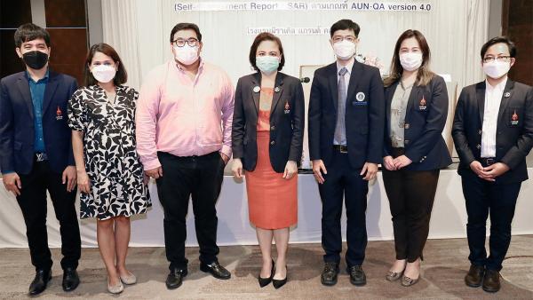 ประเมินผล - ดร.พญ.จิรายุ เอื้อวรากุล เปิดโครงการอบรมแนวทางการเขียนรายงานประเมินตนเอง จากวิทยาลัยแพทยศาสตร์ศรีสวางควัฒน โดยมี ดร.ทศพร เฟื่องรอด, ผศ.น.สพ.ดร.พีรุทย์ เชียรวิชัย และ ผศ.สพ.ญ.ดร.วรณิช หินทอง มาร่วมอบรมด้วย ที่โรงแรมมิราเคิล แกรนด์ วันก่อน.