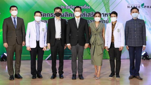 สัมมนา - ดร.อรรถวิท อุไรรัตน์ และ พิมพ์นารี นรรพสวัสดิ์ จัดสัมมนาวิชาการผลวิจัยในหลอดทดลองของสมุนไพรไทยและกัญชามีฤทธิ์ต้านการแพร่กระจายของเซลล์มะเร็ง โดยมี รศ.พ.ต.ท.ดร.กฤษณพงค์ พูตระกูล และ ผศ.ดร.ภก.เอกพล ลิ้มพงษา มาร่วมสัมมนาด้วย ที่ ม.รังสิต วันก่อน.