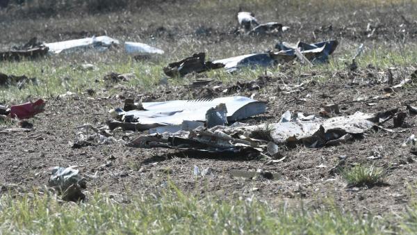 เศษซากเครื่องบินขนส่ง รุ่นอันโตนอฟ AN-12 ของสายการบินคาร์โก ‘เมอริเดียน’ในยูเครน หลังประสบเหตุตกและเกิดระเบิดลุกไหม้ที่กรีซ เมื่อ 16 ก.ค.65