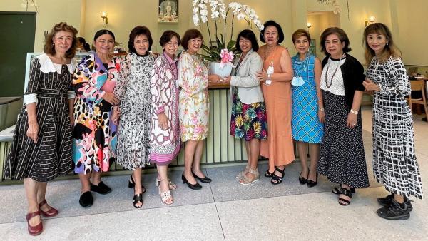 คาเฟ่ เพ็ชรากรณ์ วัชรพล, วิราภรณ์ บุญเพ็ชร์, สมฤดี ศรีจรรยา, อนงค์ศิลป์ พิทักษ์สิทธิ์ และ แก้วเก้า เผอิญโชค ร่วมกันมอบกระเช้าดอกไม้แสดงความยินดีแก่ พัชรินทร์ วงศ์ศิริเดช ในโอกาสเปิด “Flaneur Tea” ร้านคาเฟ่บรรยากาศร่มรื่น ที่ร้านฟลาเนอร์ ที่ถนนปั้น สาทร วันก่อน.