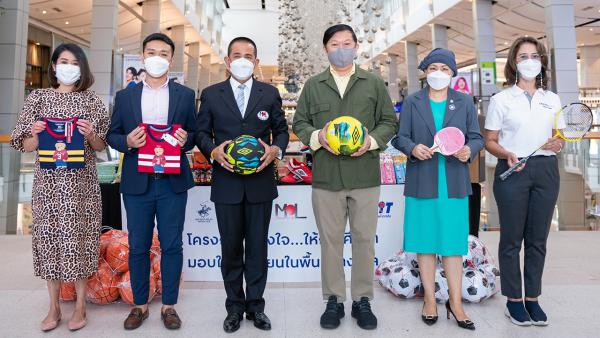 ให้อุปกรณ์ พิชัย จิราธิวัฒน์ มอบอุปกรณ์การเรียนให้ ดร.มนัส โนนุช ผอ.มูลนิธิมิราเคิล ออฟไลฟ์ เพื่อเด็กนักเรียนที่อยู่โรงเรียนในพื้นที่ห่างไกล ในโครงการ “หนึ่งใจ...ให้การศึกษา” โดยมี ภัทรพร เพ็ญประพัฒน์ และ สุพจน์ โชติธาดา มาร่วมในพิธีด้วย ที่เซ็นทรัลเวิลด์ วันก่อน.