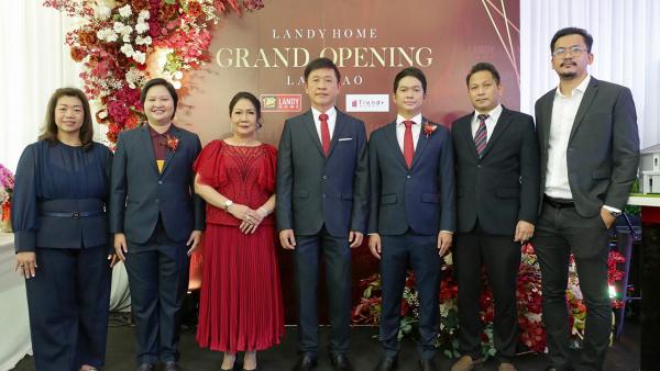 รับสร้างบ้าน พรรัตน์ มณีรัตนะพร และ พานิช มณีรัตนะพร จัดงานเปิด “Landy Home” Flagship Lifestyle Center ศูนย์รับสร้างบ้านครบวงจร โดยมี พิเชษฐ มณีรัตนะพร, จีราพร มณีรัตนะพร และ พิจักษณ์ แตงนิล มาร่วมงานด้วย ที่แลนดี้ โฮม สาขาลาดพร้าว วันก่อน.
