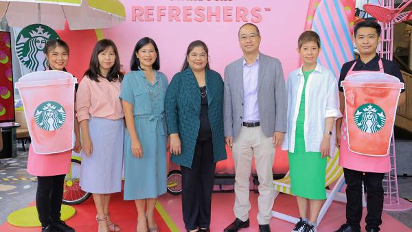 24 ปี เนตรนภา ศรีสมัย จัดงานฉลองครบรอบ “24 ปี สตาร์บัคส์” การดำเนินงานธุรกิจในไทย พร้อมเปิดตัวกลุ่มเครื่องดื่มใหม่ Starbucks RefreshersTM โดยมี นอร์เบิร์ด ทัน, สุมนพินทุ์โชติกะพุกกณะ และ สมจิตต์ วุฒิพุธนันท์ มาร่วมงานด้วย ที่สตาร์บัคส์ รีเสิร์ฟ ไอคอนสยาม วันก่อน.