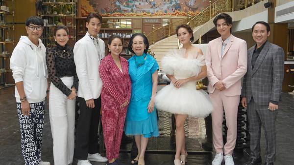 ซุปตาร์ที่มณเฑียร คุณหญิงทิพยวรรณ ตันตกิตติ์, มณเฑียร ตันตกิตติ์ และ เณศราภาทับสุวรรณ ต้อนรับนักแสดงดังจากละครเรื่อง “มัดหัวใจยัยซุปตาร์” นำโดย วรายุฑ มิลินทจินดา, มยุริญ ผ่องผุดพันธ์ และ เจนี่ อัลภาชน์ ณ ป้อมเพชร ที่โรงแรมมณเฑียร สุรวงศ์ วันก่อน.