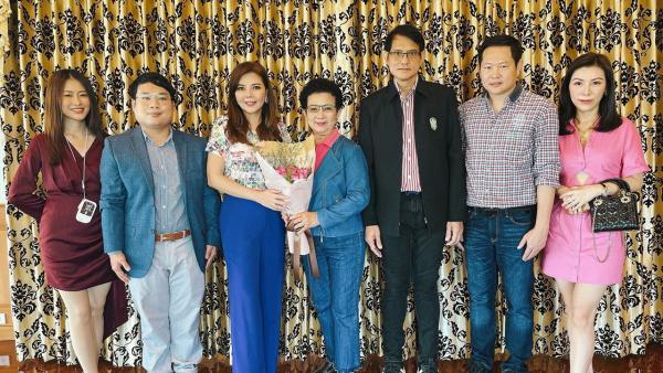 7 ขวบ อวัสดา ปกมนตรี มอบดอกไม้แสดงความยินดีแก่ ดร.เครือวัลย์ สมณะ ในโอกาสครบ 7 ปี การให้บริการคลินิกกายภาพบำบัด โดยมี อภิชาติ สุดแสวง, ม.ล.ปวริศร์ กิติยากร, นีรวรรณ เย็นสกุลวศิน และ ธนัตถ์ ศรุติอังกูร มาร่วมงานด้วย ที่เรือนเครือวัลย์ รีสอร์ทแอนด์สปา วันก่อน.