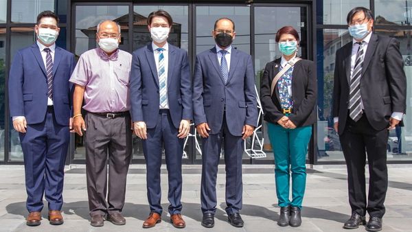 เยี่ยมชม เอกพงษ์ ตั้งสิริมานะกุล และ พัฒนพงษ์ ตั้งสิริมานะกุล ให้การต้อนรับ โมฮาเหม็ด ฮัสซาน อามัด กก.บห.ธนาคารโลก ในโอกาสมาเยี่ยมชมนวัตกรรมไม่ทำลายชั้นบรรยากาศ ไม่ก่อให้เกิดมลพิษโครงการส่งเสริมเทคโนโลยีการทำความเย็นสีเขียว ที่ บ.พัฒนาอินเตอร์คูล วันก่อน.