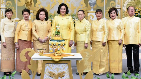 ถวายพระพร คุณหญิงปัทมา ลีสวัสดิ์ตระกูล นำคณะกรรมการกองทุนส่งเสริมงานวัฒนธรรมมาร่วมบันทึกเทปโทรทัศน์ถวายพระพร พระบาทสมเด็จพระเจ้าอยู่หัว เนื่องในวันเฉลิมพระชนมพรรษา โดยมี ดร.นุชนาถ วสุรัตน์ และ พิศมัย วิไลศักดิ์ มาร่วมถวายพระพรด้วย ที่ช่อง 11 วันก่อน.