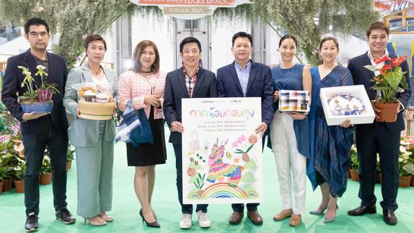 ตามไปซื้อ ประเสริฐ ตรงเจริญเกียรติ และ อภิชาติ พูนตระกูลเกียรติ เปิดงาน “กาดน้อย ดอยตุง” เนรมิตความประทับใจจากดอยตุงสู่ศูนย์การค้า จัดถึง 11 ก.ค. โดยมี นันทพร เทพเทวิน, พิสมัย สีหวัลลภ, ดลพร รุจิรวงศ์ และ พีระ ตันเถียร มาร่วมงานด้วย ที่เซ็นทรัล ปิ่นเกล้า วันก่อน.