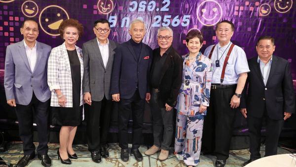 ชื่นมื่น สุวัจน์ ลิปตพัลลภ อดีตรองนายกรัฐมนตรี เป็นประธานในงานเลี้ยงพบปะสังสรรค์เพื่อนร่วมรุ่น วธอ.1 และ วธอ.2 โดยมี จรรยา สว่างจิตร, คุณหญิงณัฐิกา วัธนเวคิน อังอุบลกุล, ดร.วิฑูรย์ สิมะโชคดี และ ไพศาล พิสุทธิ์วัชระกุล มาร่วมงานด้วย ที่โรงแรมหรรษา วันก่อน.