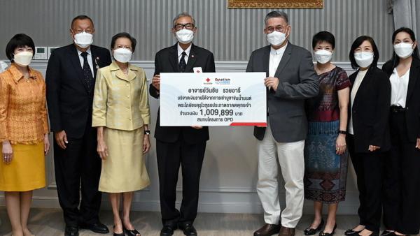 สมทบทุน เตช บุนนาค รับมอบเงินจำนวน 1,009,899 บาท จาก วันชัย รวยอารี เพื่อสมทบทุนโครงการก่อสร้างอาคารศูนย์บูรณาการบริการด้านการแพทย์และสาธารณสุข โดยมี คุณหญิงชฎา วัฒนศิริธรรม และ ขรรค์ ประจวบเหมาะ มารับมอบด้วย ที่สภากาชาดไทย วันก่อน.