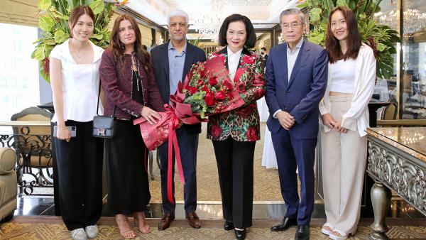 เวลคัม ดร.สมศักดิ์–คุณหญิงปัทมา ลีสวัสดิ์ตระกูล จัดงานเลี้ยงต้อนรับแก่ ซีค คาลิค บินมูฮัมหมัด อัล ซูไบร์ แห่งโอมาน และภริยา อาฟาฟ อัล ซูไบร์ ในโอกาสเดินทางมาทำธุรกิจในประเทศไทย ที่ห้องเลอ นอร์มังดี บาย อลัง รูซ์ โรงแรมแมนดาริน โอเรียนเต็ล วันก่อน.